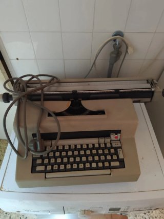 Máquina de escribir eléctrica antigua