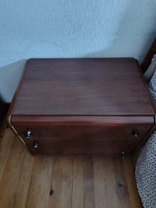 Due comodini in legno