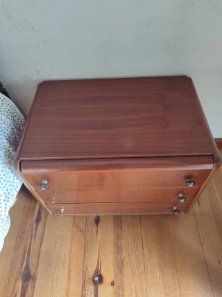 Due comodini in legno