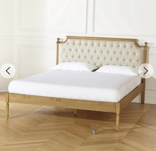 Cama tapizada beige y madera 1.50 x 1.90
