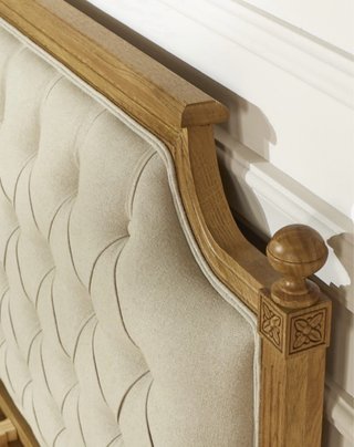Cama tapizada beige y madera 1.50 x 1.90