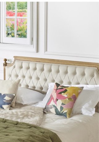 Cama tapizada beige y madera 1.50 x 1.90