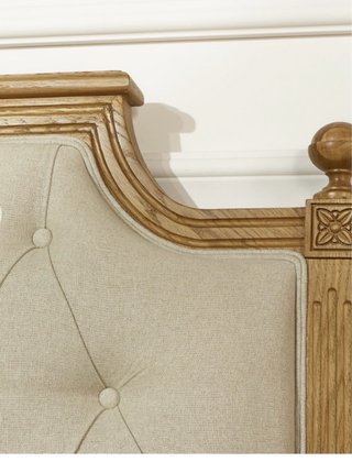 Cama tapizada beige y madera 1.50 x 1.90