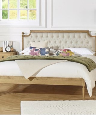 Cama tapizada beige y madera 1.50 x 1.90