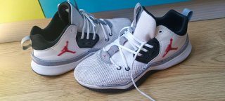 Zapatillas Jordan Blancas y Rojas