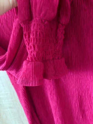 Blusa fucsia con cuello y mangas fruncidas