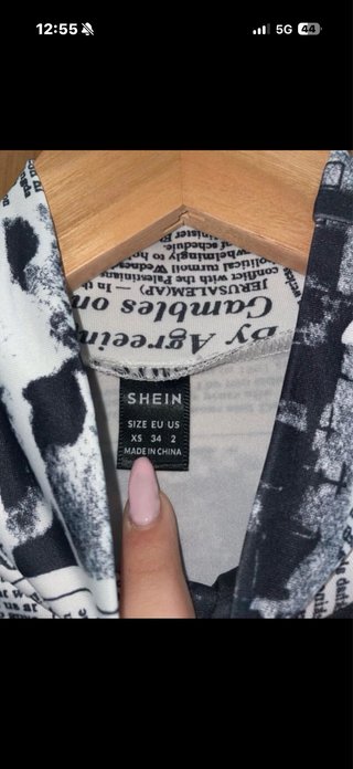 Camiseta manga larga estampado periódico