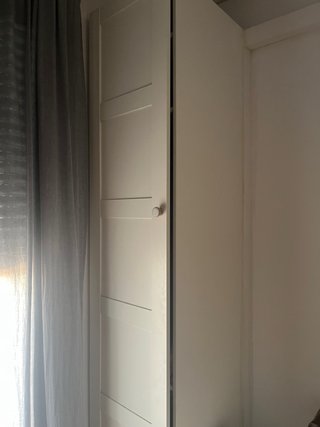 Armario blanco de madera