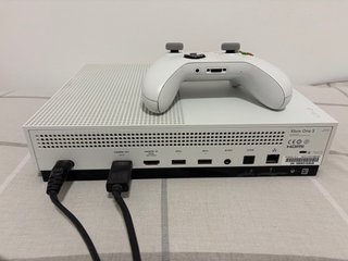 Xbox One S Blanca + Mando