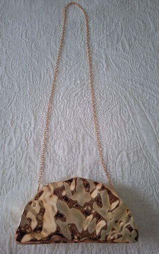 Bolso dorado con diseño martillado(estilo Zara)