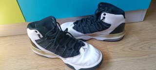 Zapatillas Jordan Negras y Blancas