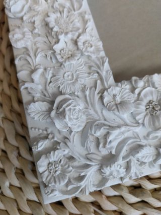 Marco de fotos blanco con relieve floral