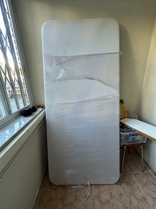 Se vende una base  tapizada  y colchón 90x200
