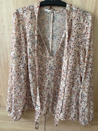 Blusa fina con lazo en escote