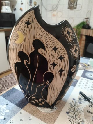 Jarrón negro con diseño de luna y estrellas