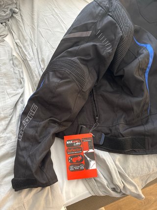 Chaqueta de moto negra con detalles azules