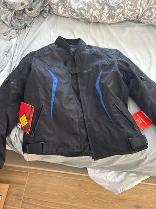 Chaqueta de moto negra con detalles azules