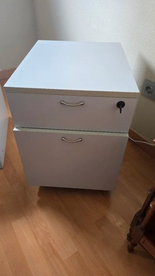 Cajonera de oficina gris con ruedas