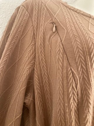 Vestido beige de punto con cinturón
