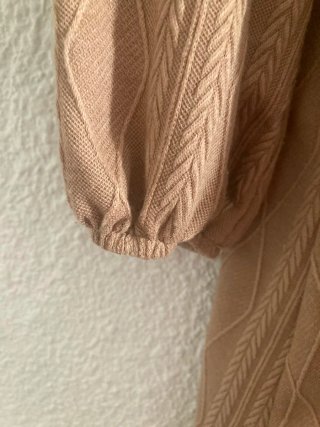 Vestido beige de punto con cinturón