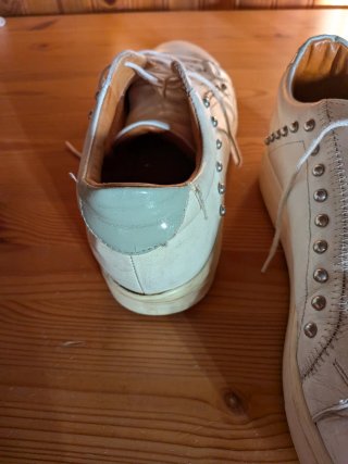 Deportivas blancas con tachuelas
