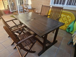 Mesa extensible a 240y 4 Sillas de Jardín Madera.