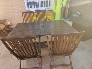 Mesa extensible a 240y 4 Sillas de Jardín Madera.