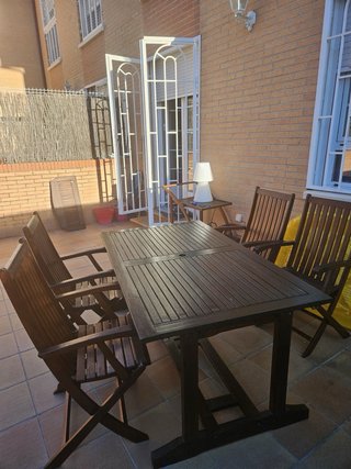 Mesa extensible a 240y 4 Sillas de Jardín Madera.