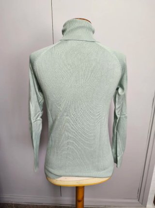 Suéter cuello alto verde