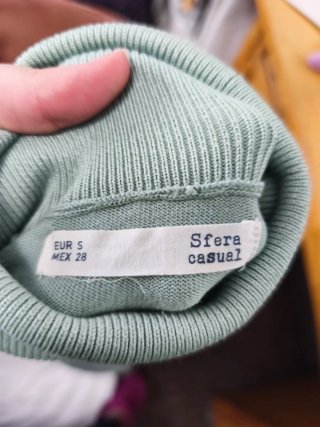 Suéter cuello alto verde