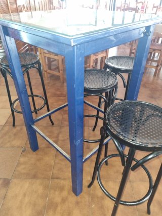 Mesa alta de madera y cristal azul