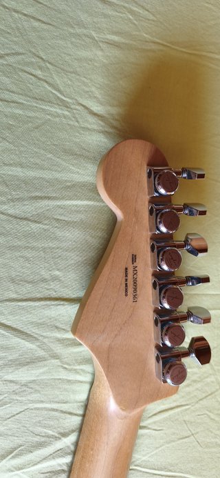 Guitarra Fender Stratocaster HSS Plus Top Mejorada