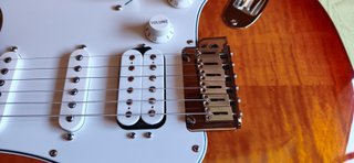 Guitarra Fender Stratocaster HSS Plus Top Mejorada