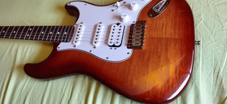 Guitarra Fender Stratocaster HSS Plus Top Mejorada