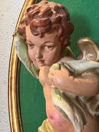 Figura de Ángel en marco ovalado dorado