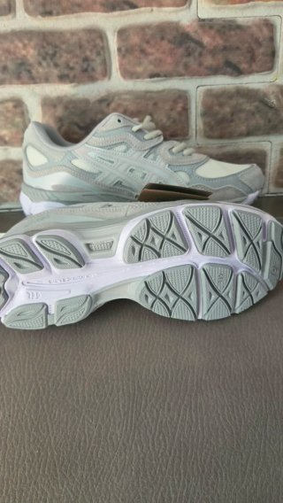 Asics Gel NYC Gris y Blanco
