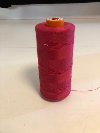 Bobina de hilo de coser piel de diferentes colores