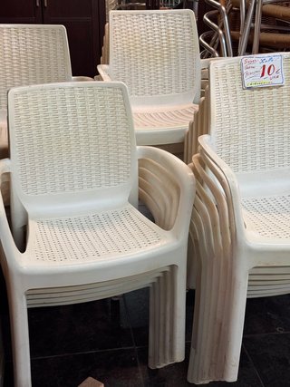 Sillas de plástico apilables blancas