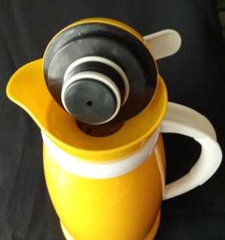 Termo Jarra con Dosificador Amarillo