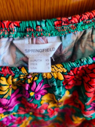 Top floral escotado multicolor