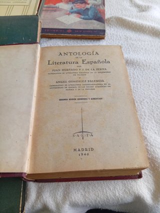 Cinco libros de lengua y literatura antiguos.