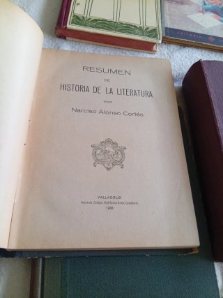 Cinco libros de lengua y literatura antiguos.