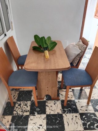 Mesa de cocina de madera y 4 sillas