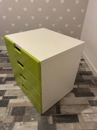 Cajonera blanca y verde IKEA y cambiador/escritori