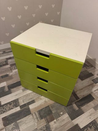Cajonera blanca y verde IKEA y cambiador/escritori