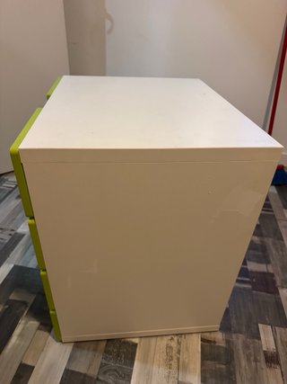 Cajonera blanca y verde IKEA y cambiador/escritori