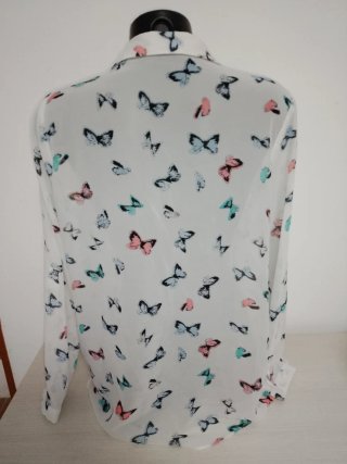 Blusa blanca con estampado de mariposas