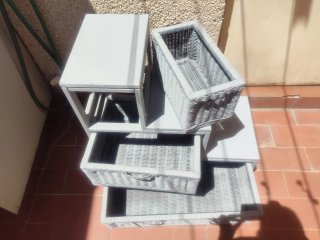 Mueble auxiliar escalonado de mimbre gris