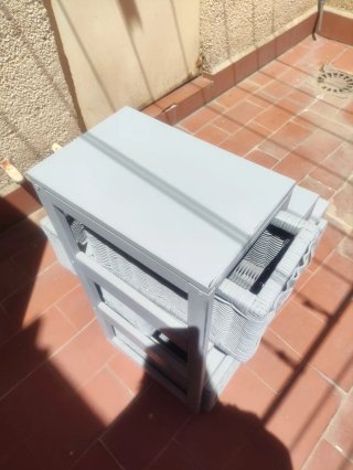 Mueble auxiliar escalonado de mimbre gris