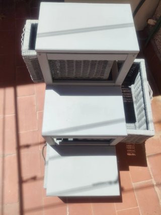 Mueble auxiliar escalonado de mimbre gris